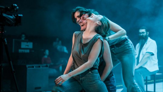 Teatrul și Revoluția își dau mâna în cea mai recentă premieră de la Teatrul Național „Marin Sorescu” Craiova: Reconstituirea, în regia Catincăi Drăgănescu