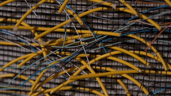 Artista Ile Ștefi - „Mi-am propus să fac parte din categoria cealaltă, care alege să ”salveze” anumite materiale care nu se pot recicla”