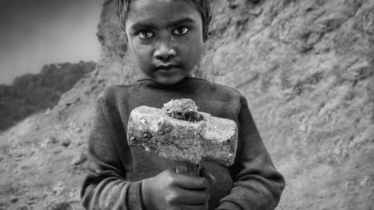 Lisa Kristine: „Am început să documentez sclavia modernă în India, într-o fabrică de cărămizi”