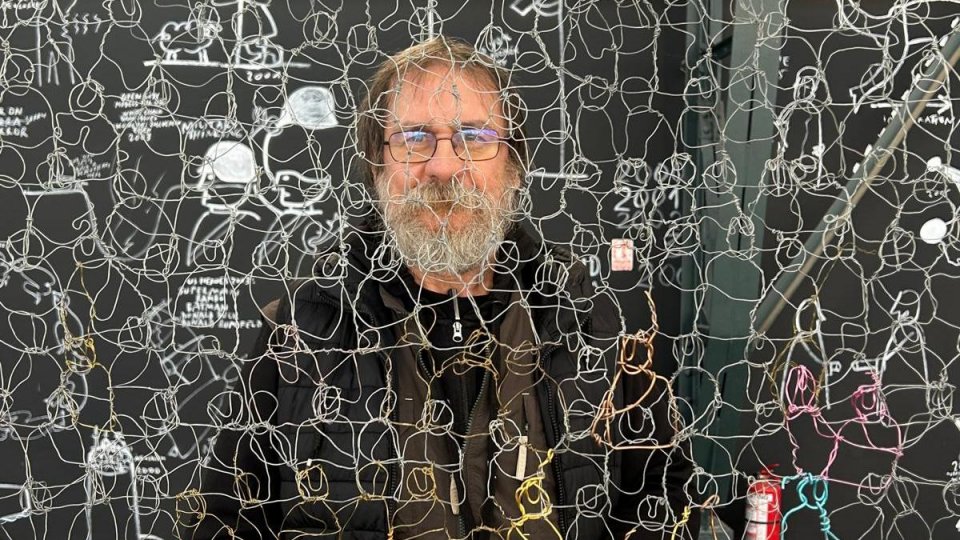 Dan Perjovschi: „Știu când încep lucrul, nu știu când îl termin. Expoziția crește, apar lucruri noi, vin copiii și desenează — e ceva viu, neortodox și laic”