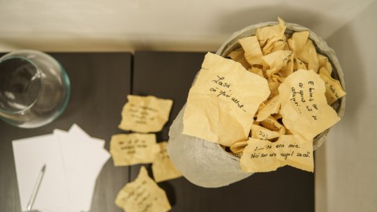 „Rufe puse la uscat într-o zi fără vânt”, o expoziție născută din suferință