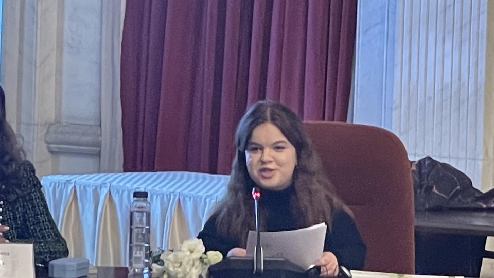 Miruna Vătămanu: „Am auzit de atâtea ori cuvântul nanism spus cu teamă, ca și când ar fi o rușine, o povară, dar pentru mine e doar parte din identitatea mea”