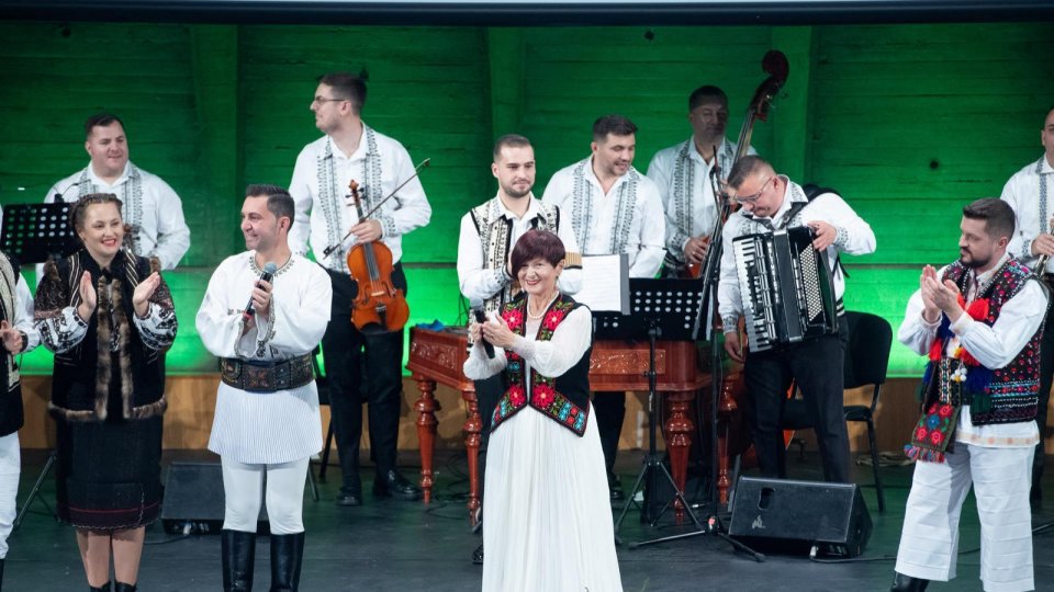Ambasadoarea României la UNESCO, Simona-Mirela Miculescu a cântat Sanie cu zurgălăi alături de Junii Sibiului, pe scena Sălii mari a UNESCO de la Paris