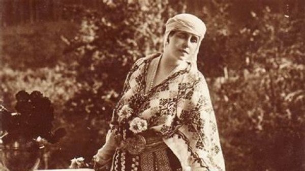 Idei în nocturnă- Pagini de Istorie: Despre frumusețe, inteligență și patriotism, Regina Maria