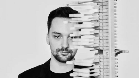 Născut în România cu pianistul Cristian Sandrin