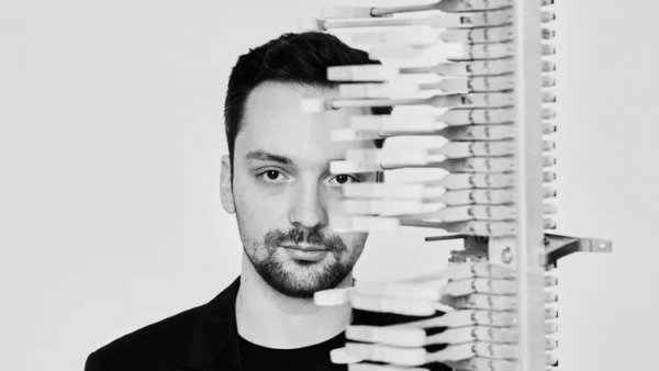 Născut în România cu pianistul Cristian Sandrin