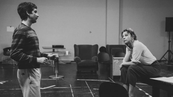 „Vocea Dinlăuntru” - O explorare a curajului, vulnerabilității și echilibrului interior, adusă pe scenă de regizorul Laurențiu Rusescu, cu Mirela Oprișor și Carol Ionescu