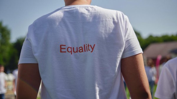 World Vision România cere Academiei Române actualizarea definiției pentru „femeie” din DEX: „Limbajul modelează mentalități. Iar mentalitățile pot preveni violența”