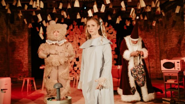 În premieră la Teatrul Mic, coproducția internațională:„Tristețe și bucurie în viața girafelor” și Q&A