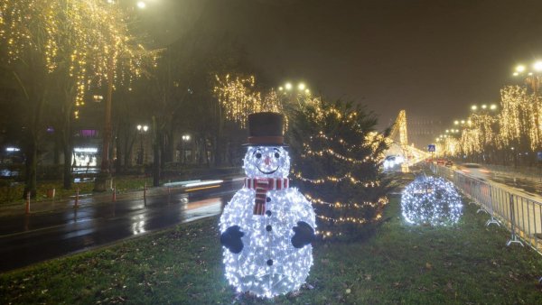 Astăzi se aprind luminițele de sărbători în București