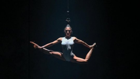 „Walk My World”: fără scaune, fără scenă — noul spectacol de la Budapesta reinventează experienţa teatrului şi circului