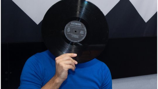 Orașul care m-a făcut. Iv cel Naiv despre Focșani: „Nefiind spectaculos, orașul m-a ajutat poate să mă uit mai cu atenție la detalii, la oameni, am avut timp să mă uit foarte mult în jurul meu și să-mi creez un fel diferit al meu de a privi lumea”