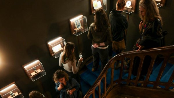 Expoziția „Întâlniri. Sau cum se naște o lume nouă” s-a deschis la Mița Biciclista – Stabiliment Creativ