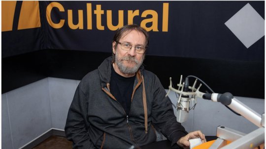 Orașul care m-a făcut. Dan Perjovschi despre Sibiu: „Este un oraș scos din gri și colorat, dar îi mai trebuie niște curaj să vadă în viitor, l-aș zgâlțâi un pic să se trezească”