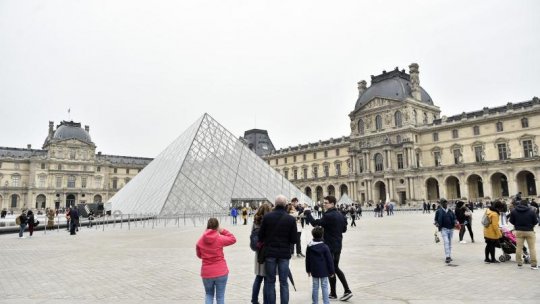 Sute de lucrări din colecția egipteană a Muzeului Luvru, afectate de o infiltrație de apă