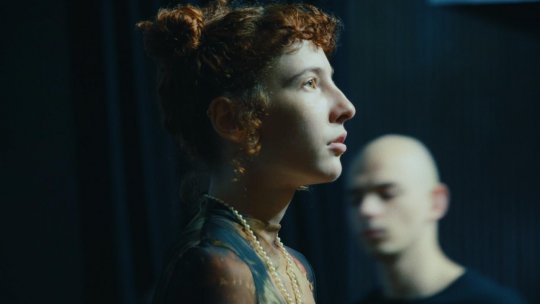 H.O.T. Collective prezintă Teatrul Viitorului – explorări interdisciplinare și anxietăți contemporane pe scenă. Premiera pe 13 decembrie, la București