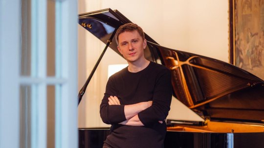 Pianistul Sergiu Tuhuțiu interpretează Chopin la Palatul Culturii din Iași la 215 ani de la nașterea compozitorului