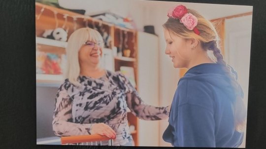 Poveștile unor noi începuturi prind viață într-o expoziție despre curaj și speranță