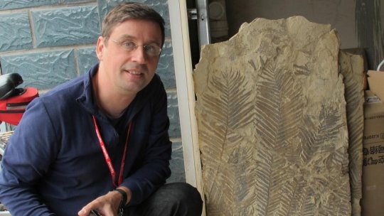 Mihai Emilian Popa: Biblioteca, în sine, este, de fapt, un instrument de lucru. E la fel de importantă cum e microscopul sau, pentru noi, geologii, ciocanul geologic, busola geologică, lupa...