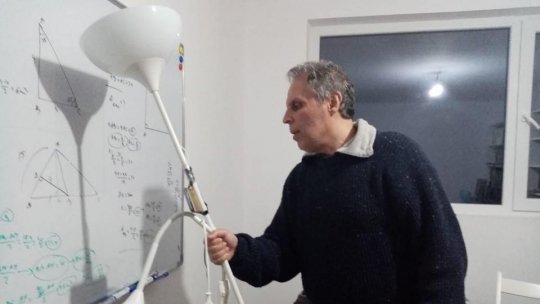 Născut în România cu Relu Voicu, inițiatorul proiectului "Cu cărțile pe uliță"