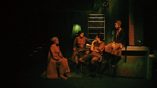 "Aici nu moare nimeni niciodată" – o distopie despre supraviețuire la Teatrul Metropolis