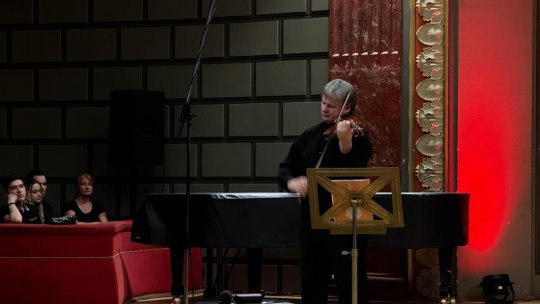 „Un concert-pariu cu el însuși” - Violonistul Liviu Prunaru a deschis primul turneu solo din carieră la Ateneul Român din București, cântând printre spectatori