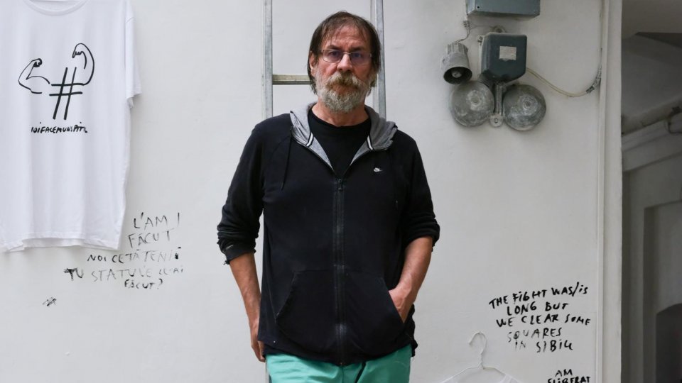 Timpul prezent - Umorul - o chestiune cât se poate de serioasă. Despre râsul „din burtă” și râsul „din creier” cu Dan Perjovschi