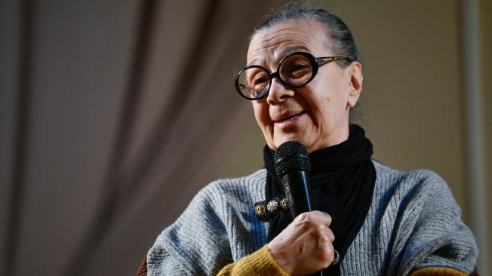 Coca Bloos: “Cred că teatrul, prin ceea ce face, este foarte apropiat, vecin cu ceea ce se întâmplă într-o biserică, într-o catedrală”