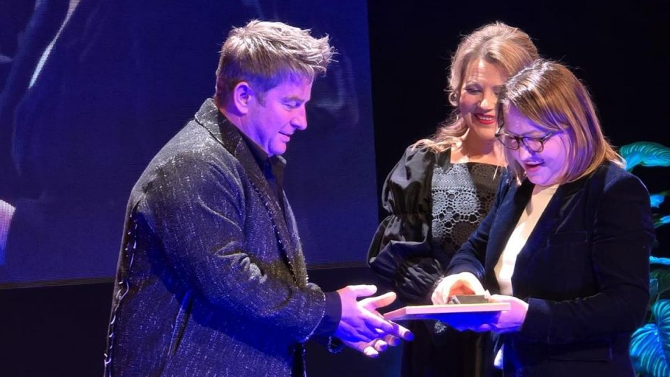 Actorul Pavel Bartoș, Premiul de Excelență și Premiul pentru cel mai bun rol masculin pentru personajul principal din spectacolul „…Escu” al Teatrului „Stela Popescu” din București, la Gala Premiilor UNITEM 2025