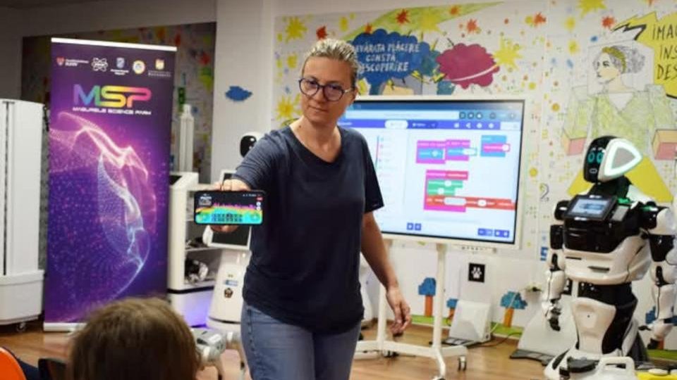 Elevii și profesorii învață robotică