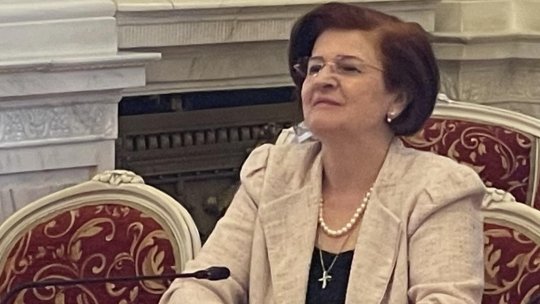 Prof. dr. Cătălina Poiană: „O persoană care nu mai are glanda tiroidă trebuie să ia tratament cu hormoni tiroidieni tot restul vieții. Nu se recomandă niciodată oprirea acestui tratament de substituție”