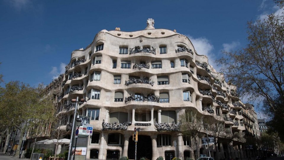 Vacanță în FM - La Pedrera - valurile de piatră din Barcelona | PODCAST