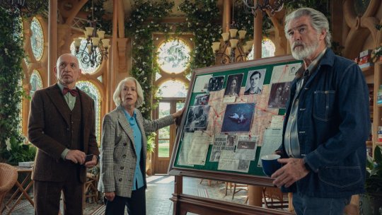 „Clubul Crimelor de Joi” de Richard Osman, într-o ecranizare cu Helen Mirren și Pierce Brosnan