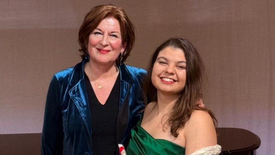 REConCHILLiant: Mezzosoprana  Alexandra Teodora Râpaş ” Cred că în timp ce cânţi, în timp ce studiezi muzica, înveţi să fii OM. Artiştii se umplu de inspiraţie şi frumos, dăruindu-le mai apoi publicului. Iar FRUMOSUL vindecă”