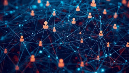 Orașul vorbește despre comunitățile online - de la inspirație, validare și ajutor practic de viață, la izolare și frică