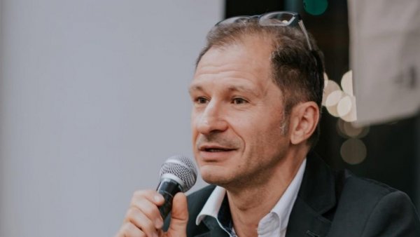 Bogdan Crețu: „În spatele mitului Eminescu stă tocmai nevoia de a avea o valoare incontestabilă”