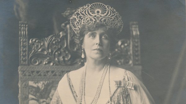 Cazinoul din Constanța și Art Safari prezintă expoziția „EA: Regina și Marea”