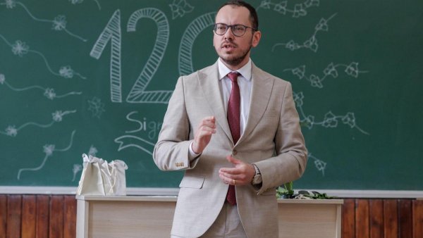 „Atunci când vorbește despre trecut, istoria vorbește despre trecutul nostru” – Invitat sâmbătă, 24 ianuarie, de la ora 16, prof.dr. Andrei Avram din București