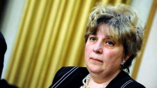 Monica Pillat: „Încerc să fac din versuri o lumânare sau, poate, o candelă”