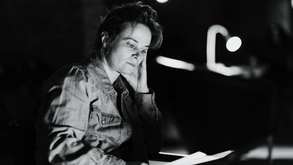 Teatrul Mic sărbătorește Ziua Mondială a Teatrului cu premierele ELLEN BABIĆ și STRĂLUCIREA PARAZIȚILOR