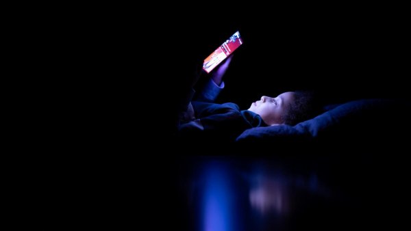 Stai sigur pe net. Copiii și capcanele internetului: cum ajung sextingul și groomingul să transforme prietenia online într-un abuz