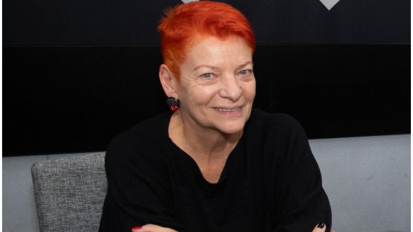 Petru Lucaci și „ieșirea din negru”: o expoziție despre corp, lumină și fragmente de realitate