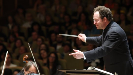 John Axelrod dirijează Simfonia a 9-a de Mahler, cu bagheta primită de la Leonard Bernstein
