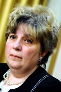 Monica Pillat: „Încerc să fac din versuri o lumânare sau, poate, o candelă”