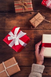 Laboratorul de neuroștiințe: Ce se întâmplă în creierul nostru atunci când dăruim și primim cadouri?