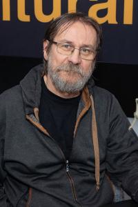 Orașul care m-a făcut. Dan Perjovschi despre Sibiu: „Este un oraș scos din gri și colorat, dar îi mai trebuie niște curaj să vadă în viitor, l-aș zgâlțâi un pic să se trezească”