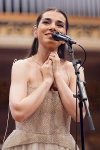 Orașul care m-a făcut. Artista Alexandra Ușurelu despre Giurgiu: „Orașul a devenit pentru mine un fel de exil, cu amintiri luminoase, dar și cu o rană deschisă”