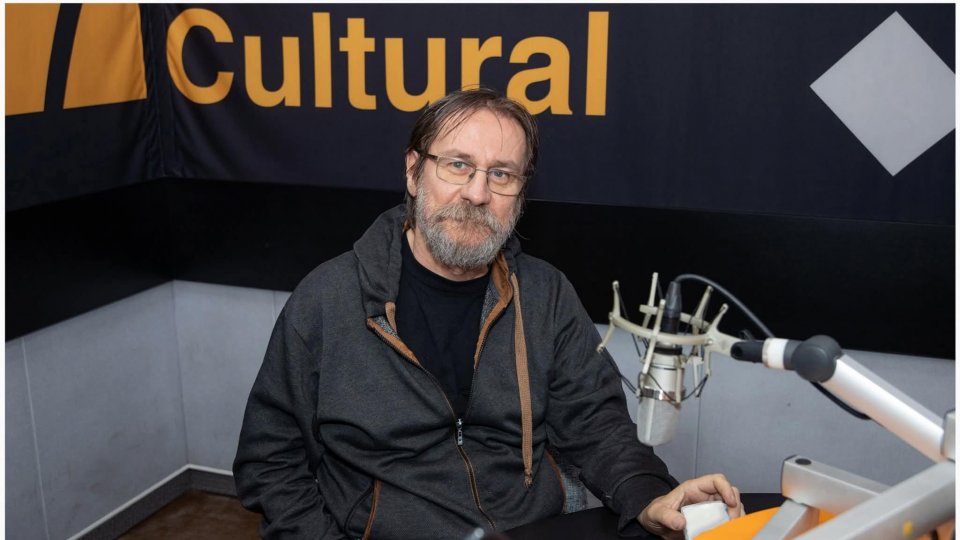 Orașul care m-a făcut. Dan Perjovschi despre Sibiu: „Este un oraș scos din gri și colorat, dar îi mai trebuie niște curaj să vadă în viitor, l-aș zgâlțâi un pic să se trezească”