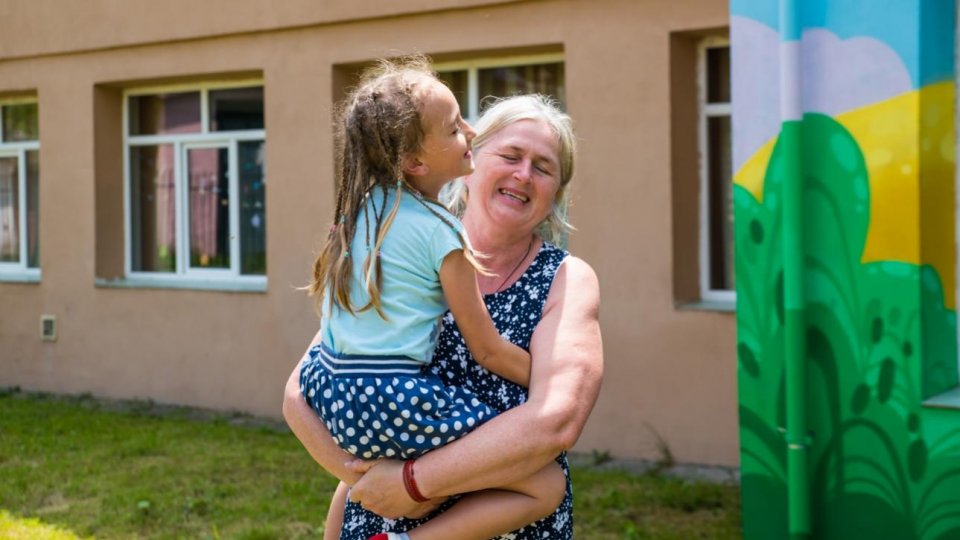 Doar 1 din 3 copii cu părinți plecați la muncă în străinătate își revede familia în această vară