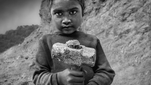 Lisa Kristine: „Am început să documentez sclavia modernă în India, într-o fabrică de cărămizi”